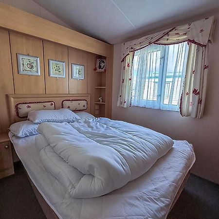 8 Berth Caravan With Decking To Hire At Naze Marine In Essex Ref 17045Nm Уолтън-он-дъ-Нейз Екстериор снимка
