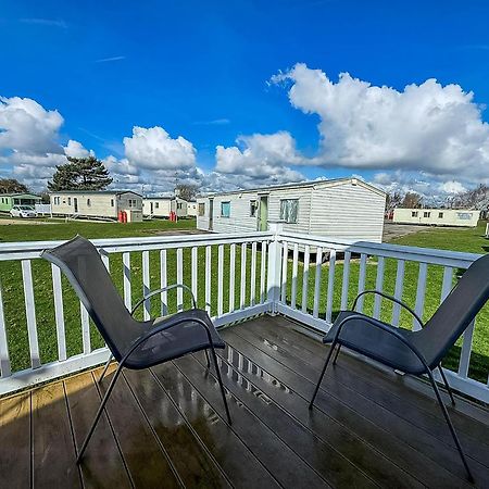 8 Berth Caravan With Decking To Hire At Naze Marine In Essex Ref 17045Nm Уолтън-он-дъ-Нейз Екстериор снимка