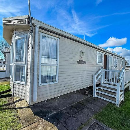 8 Berth Caravan With Decking To Hire At Naze Marine In Essex Ref 17045Nm Уолтън-он-дъ-Нейз Екстериор снимка