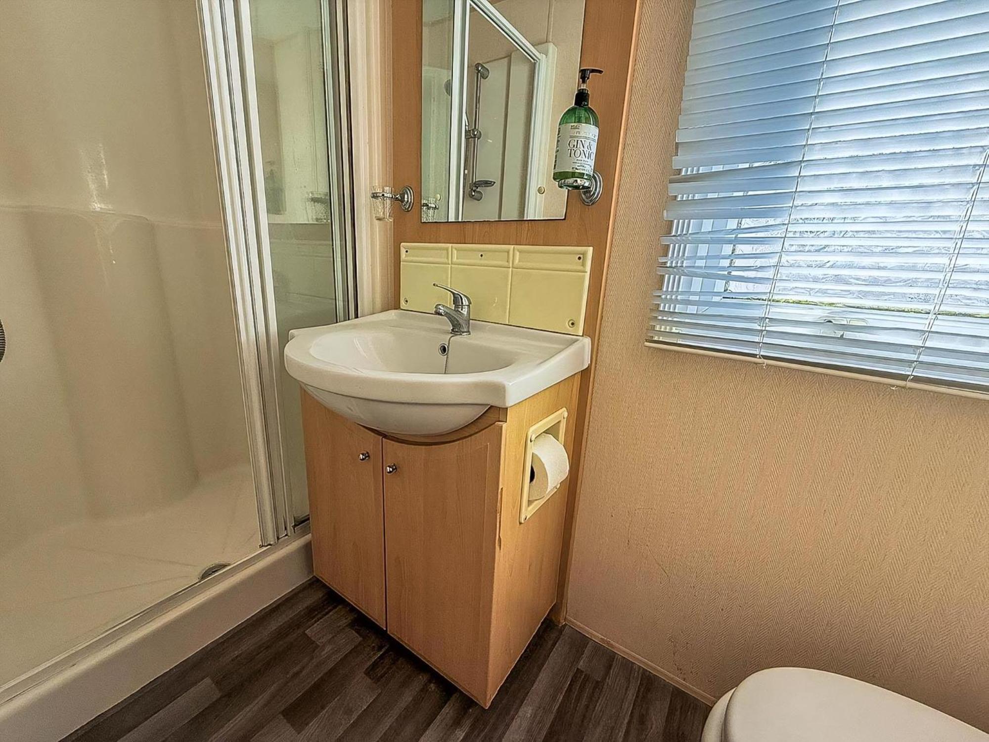 8 Berth Caravan With Decking To Hire At Naze Marine In Essex Ref 17045Nm Уолтън-он-дъ-Нейз Екстериор снимка