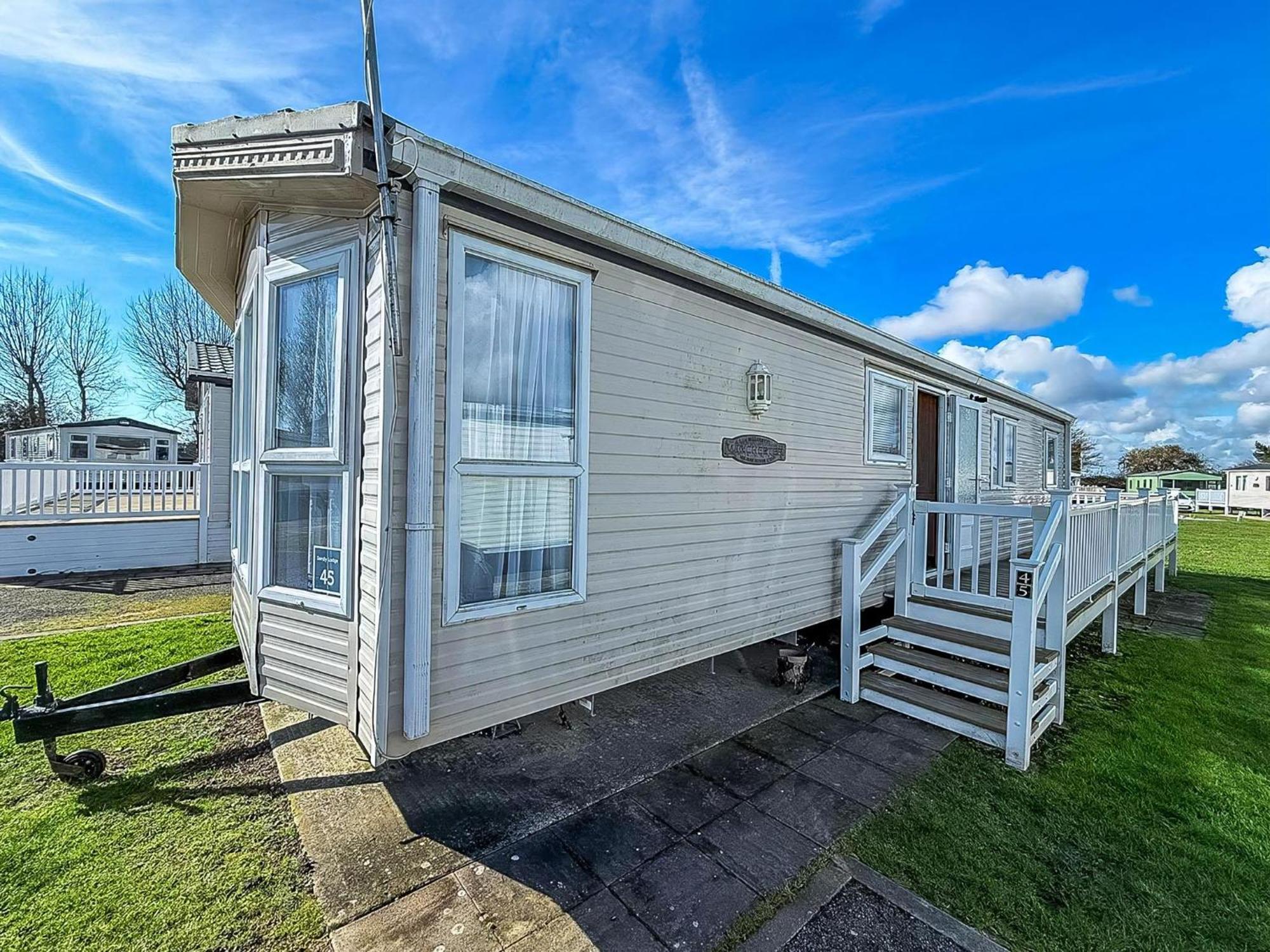 8 Berth Caravan With Decking To Hire At Naze Marine In Essex Ref 17045Nm Уолтън-он-дъ-Нейз Екстериор снимка