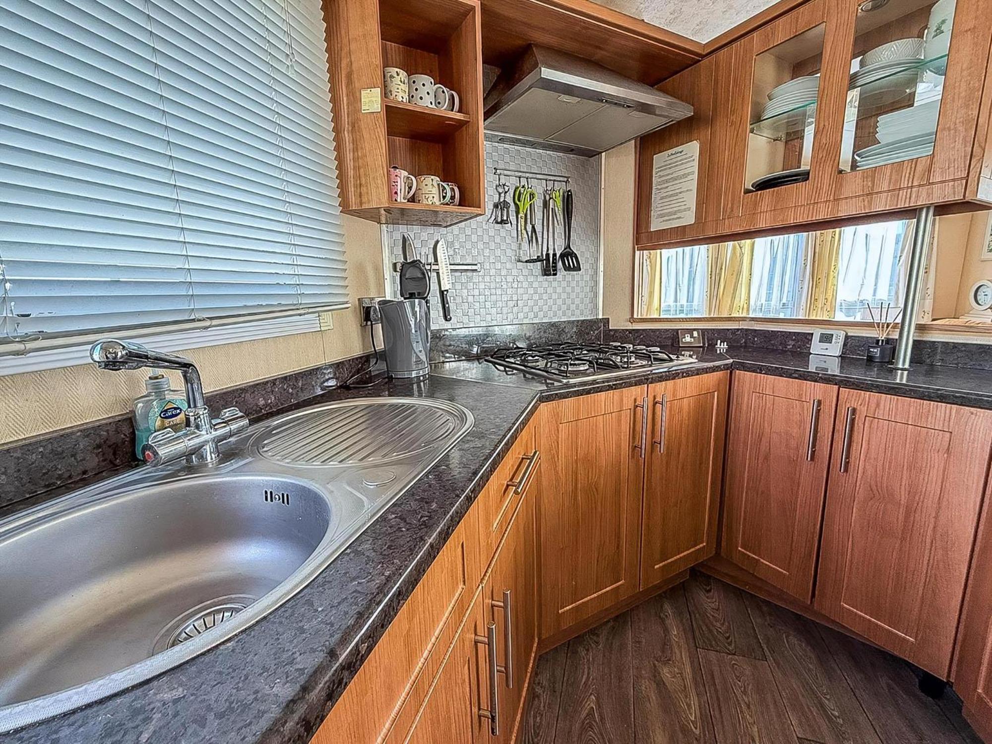 8 Berth Caravan With Decking To Hire At Naze Marine In Essex Ref 17045Nm Уолтън-он-дъ-Нейз Екстериор снимка