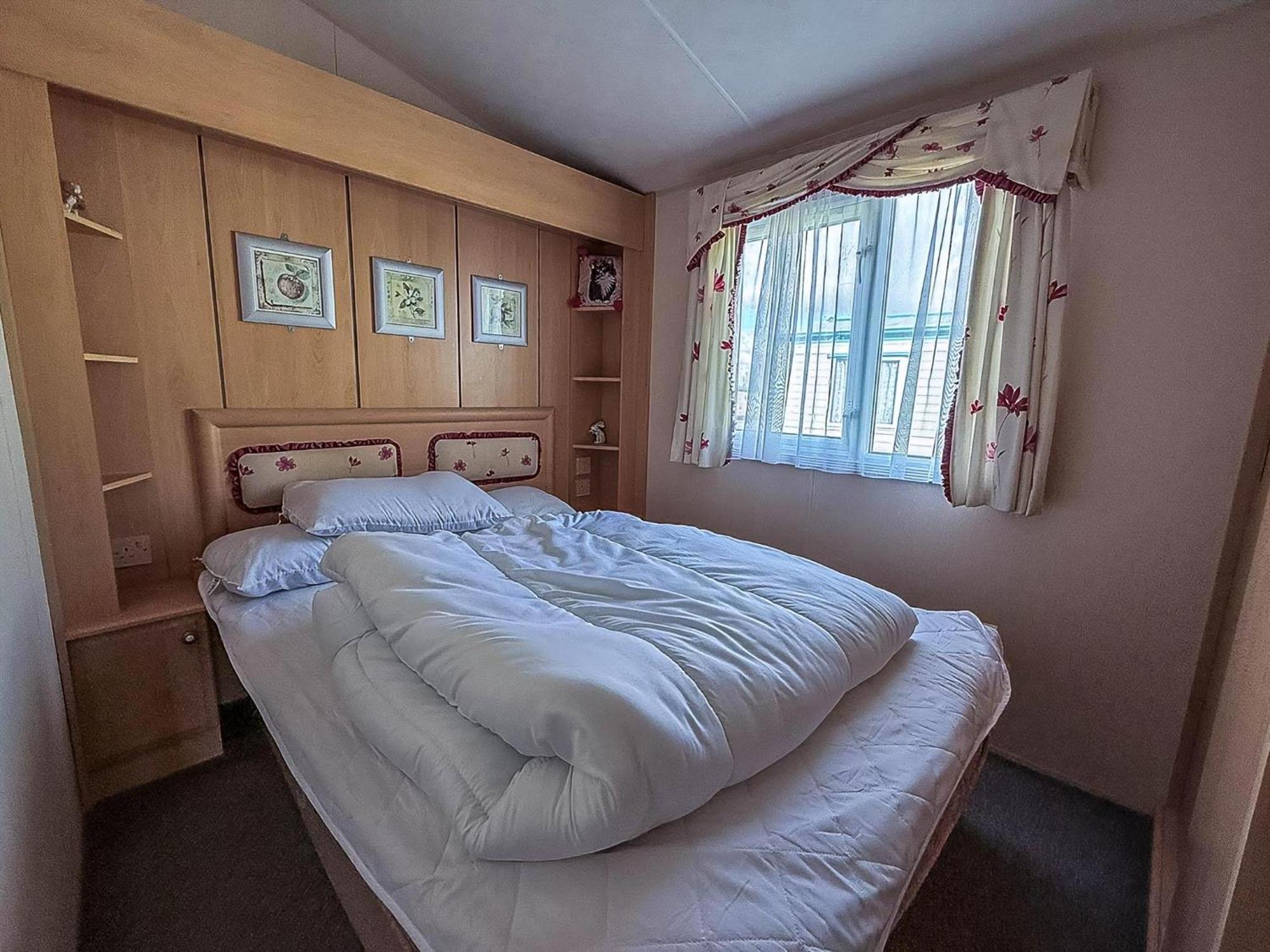 8 Berth Caravan With Decking To Hire At Naze Marine In Essex Ref 17045Nm Уолтън-он-дъ-Нейз Екстериор снимка