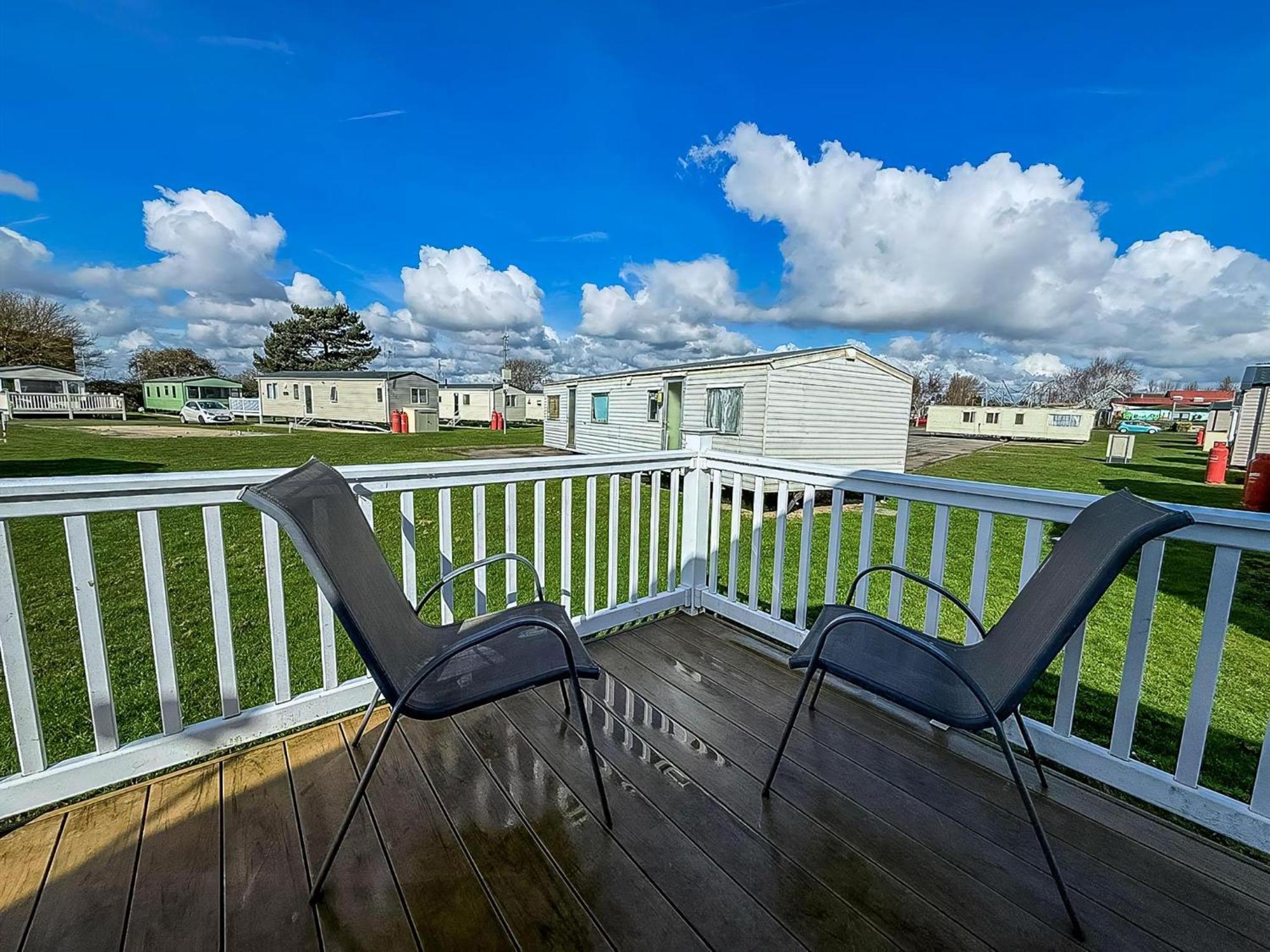 8 Berth Caravan With Decking To Hire At Naze Marine In Essex Ref 17045Nm Уолтън-он-дъ-Нейз Екстериор снимка