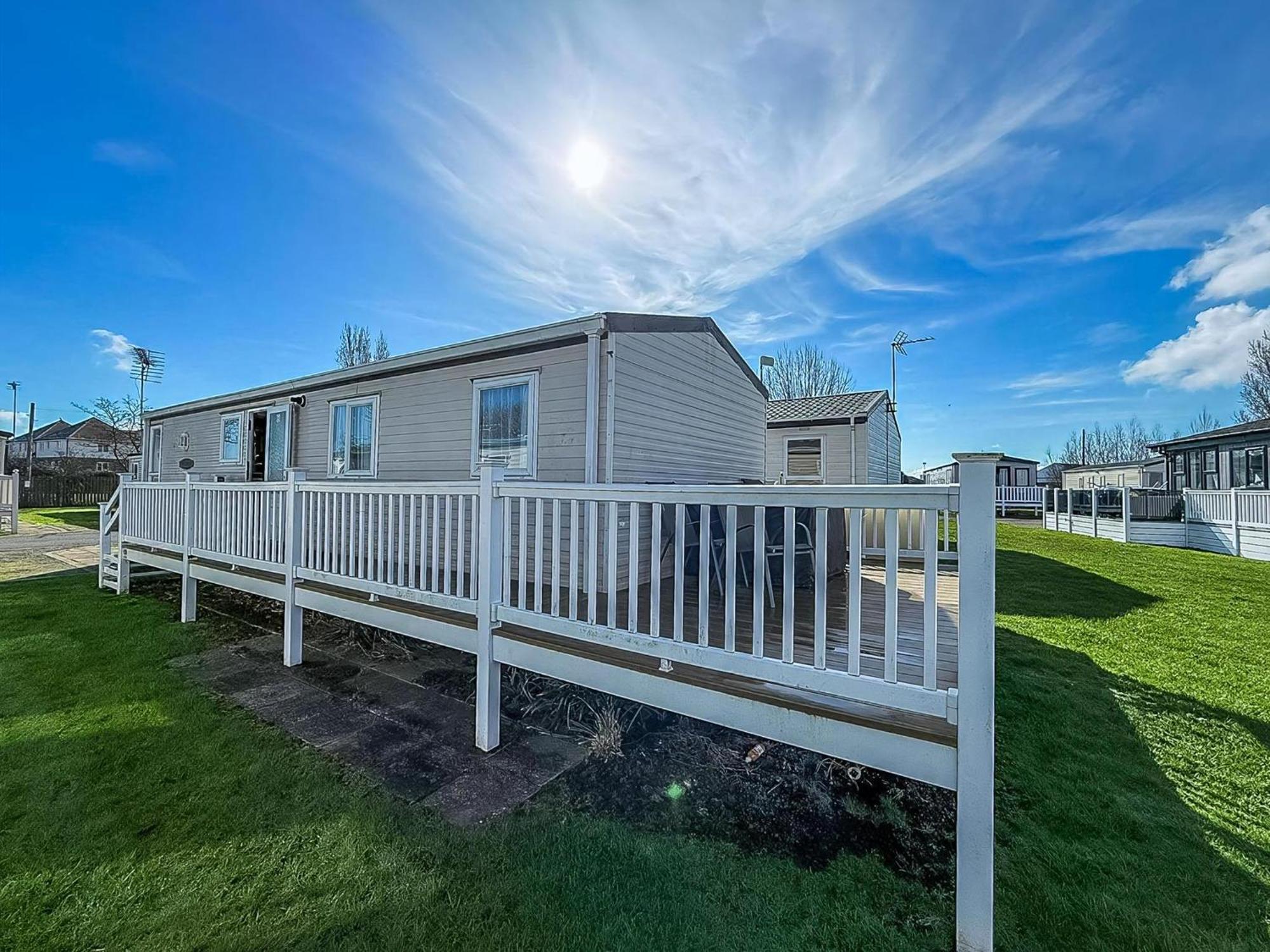 8 Berth Caravan With Decking To Hire At Naze Marine In Essex Ref 17045Nm Уолтън-он-дъ-Нейз Екстериор снимка